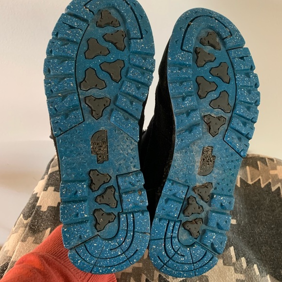 Woman’s North Face Boots 🥾 - Picture 2 of 6